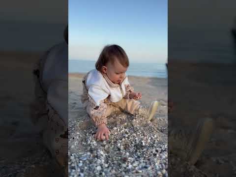 НОВАЯ РОССИЯНКА НАСЛАЖДАЕТСЯ МОРЕМ В МАРИУПОЛЕ! #мариуполь #мариупольвидео #мариупольсейчас