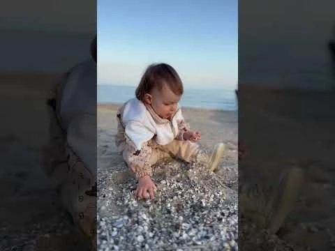 НОВАЯ РОССИЯНКА НАСЛАЖДАЕТСЯ МОРЕМ В МАРИУПОЛЕ! #мариуполь #мариупольвидео #мариупольсейчас